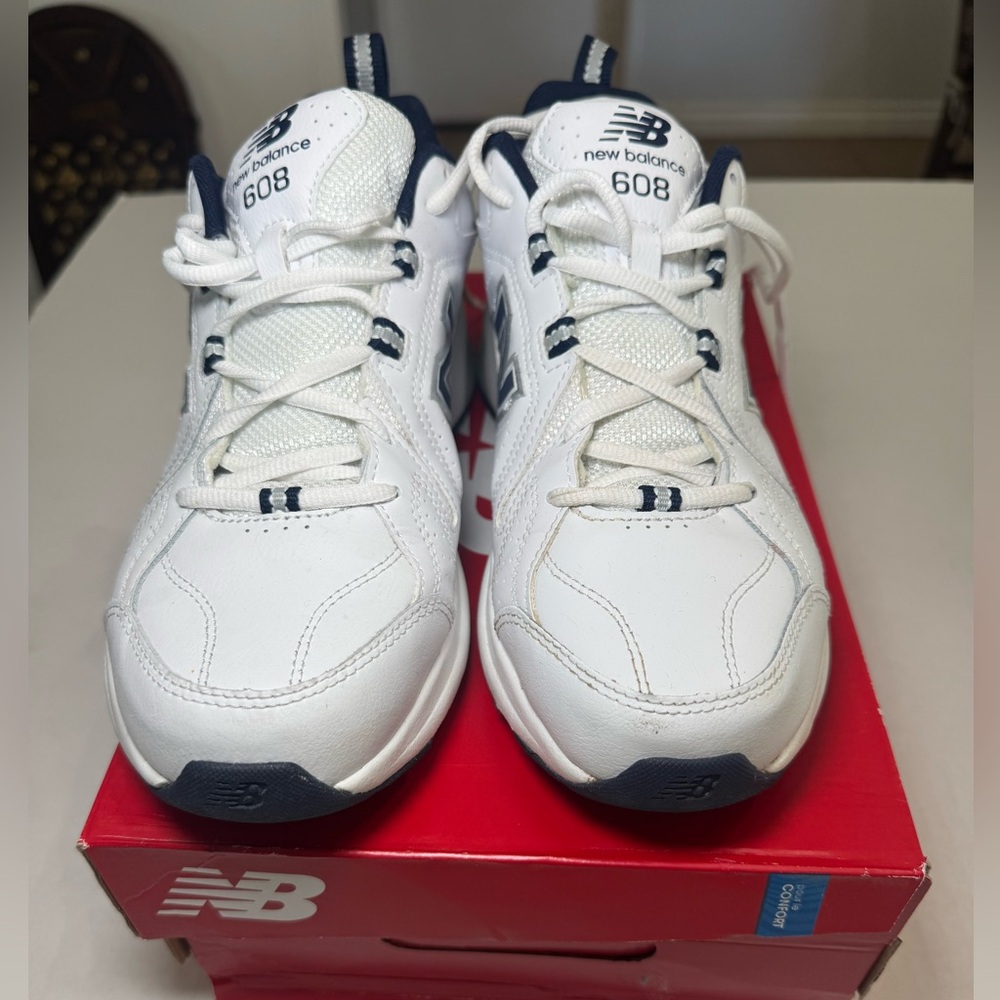 New Balance Mens White and Navy Sneakers, Size 9.5 US Mens size.